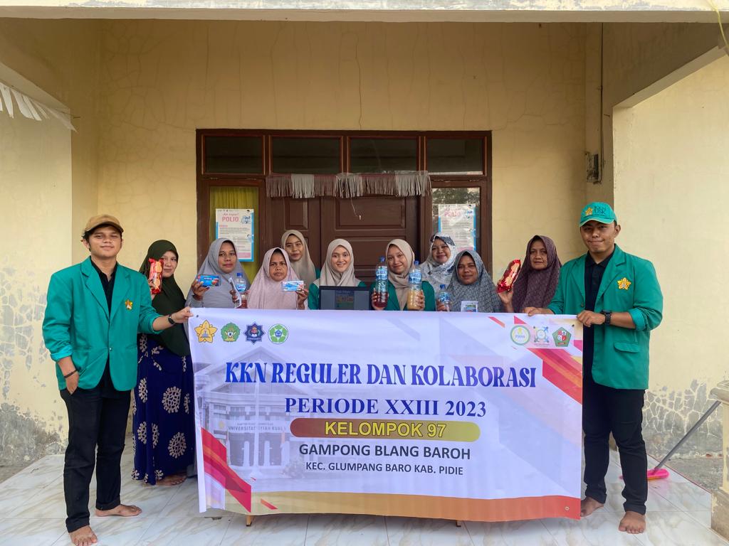 Foto bersama peserta KKN setelah melakukan kegiatan edukasi dan cara pembuatan pestisida alami